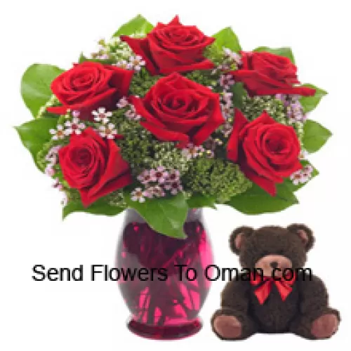 6 Rosas Vermelhas com algumas samambaias em um vaso de vidro, junto com um lindo urso de pelúcia de 14 polegadas de altura