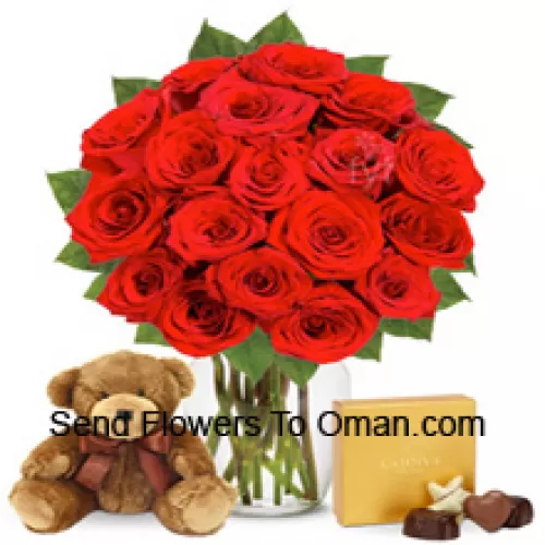 12 rote Rosen mit etwas Farn in einer Glasvase, begleitet von einer importierten Schachtel Schokoladen und einem niedlichen 12 Zoll großen braunen Teddybär