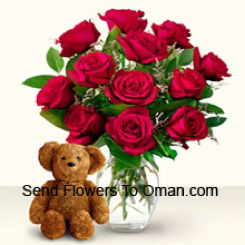 12 Trandafiri roșii cu câteva ferigi într-un vas de sticlă împreună cu un ursuleț drăguț de 12 inch înălțime, de culoare maro