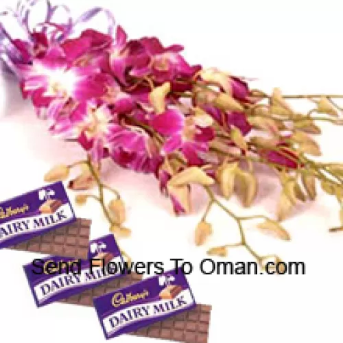 Piękny bukiet różowych orchidei wraz z różnorodnymi czekoladami Cadbury