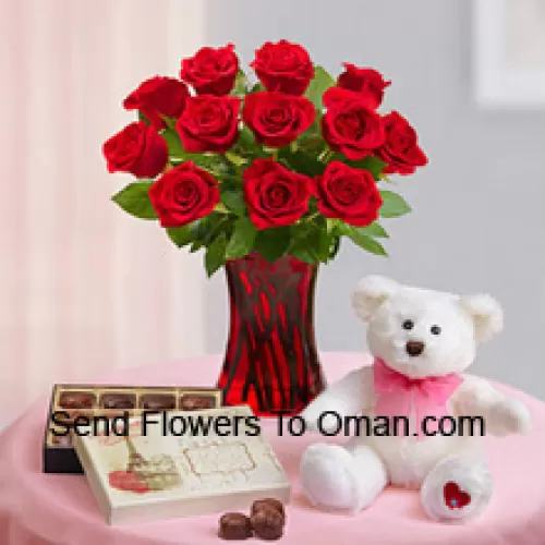 12 Rose Rosse con alcune Felci in un Vaso di Vetro, un Carino Orsacchiotto Bianco alto 12 Pollici e una Scatola di Cioccolatini Importati