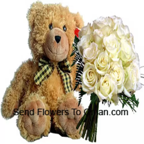 Kimppu 18 valkoista ruusua kausittaisilla täytteillä sekä söpö 14 tuuman pitkä ruskea teddykarhu