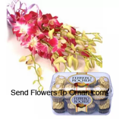 Mazzo di orchidee rosa con riempitivi stagionali insieme a 16 pezzi di Ferrero Rocher