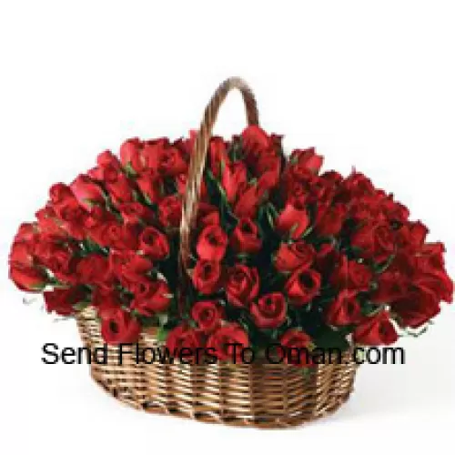 Een prachtige arrangement van 100 rode rozen met seizoensvullers