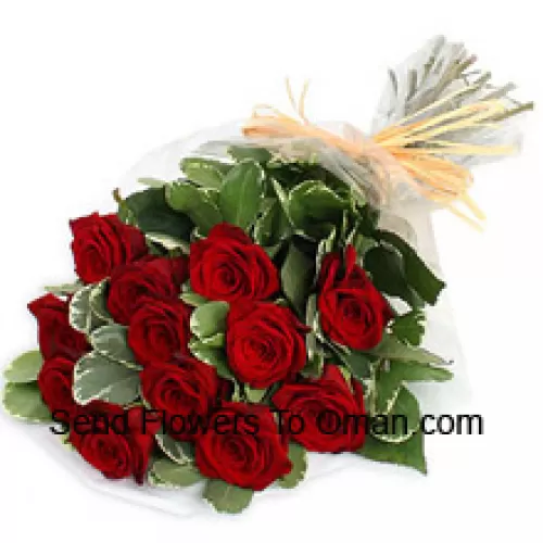 Прекрасный букет из 12 красных роз с сезонными заполнителями