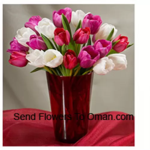 Mieszane kolorowe tulipany z dodatkami sezonowymi w szklanej wazie - Prosimy zauważyć, że w przypadku braku dostępności pewnych kwiatów sezonowych zostaną one zastąpione innymi kwiatami o tej samej wartości