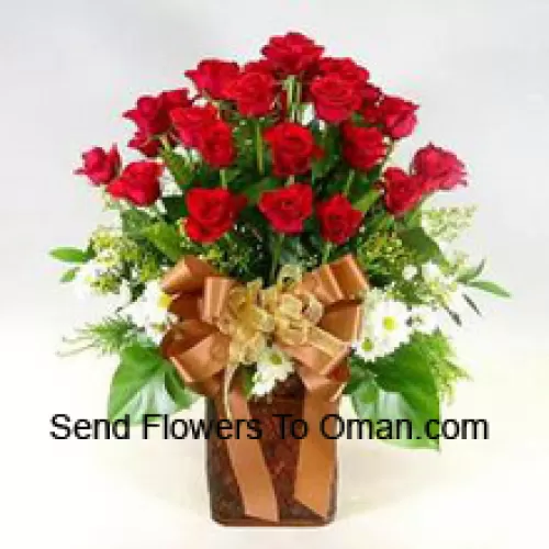 24朵红玫瑰和12朵白色非洲菊，搭配时令鲜花放在花瓶里
