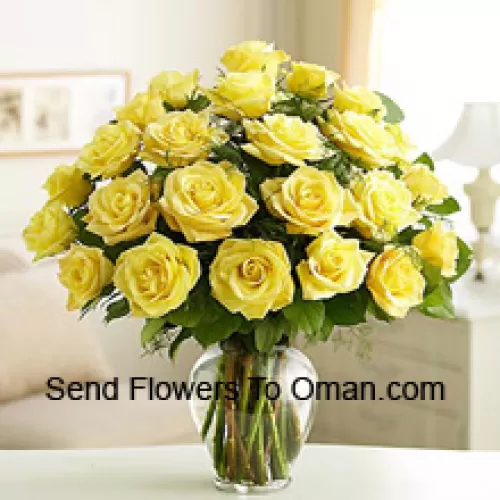 24 žute ruže s nekim paprati u staklenoj vazi