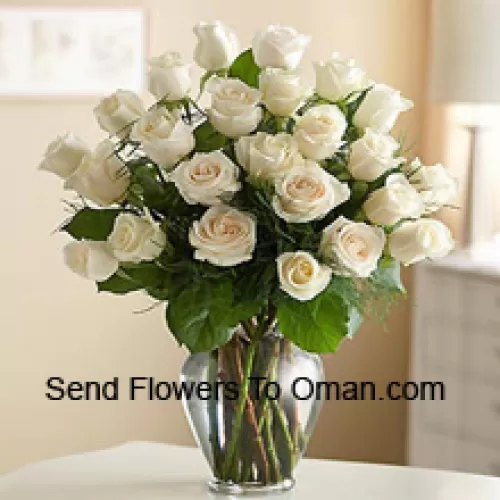 24朵白玫瑰，配有一些蕨类植物，放在玻璃花瓶中