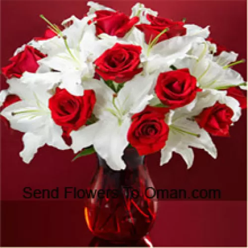 Czerwone Róże i Białe Lilie z Trochę Paproci w Szklanej Wazie