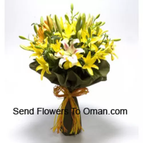 一大束黄色和白色百合花，配有季节性的填充物