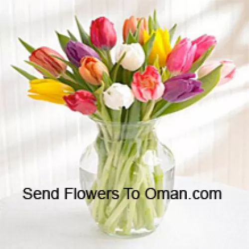Mieszanka kolorowych tulipanów w szklanym wazonie - Prosimy zauważyć, że w przypadku braku dostępności pewnych kwiatów sezonowych zostaną one zastąpione innymi kwiatami o tej samej wartości