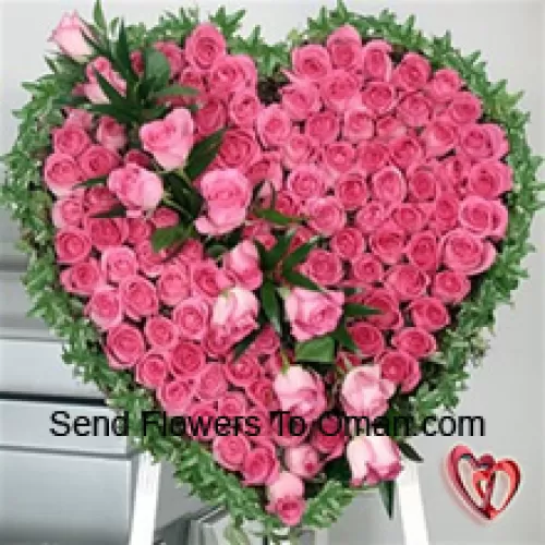 Un Aranjament Frumos în formă de Inimă din 100 de Trandafiri Roz