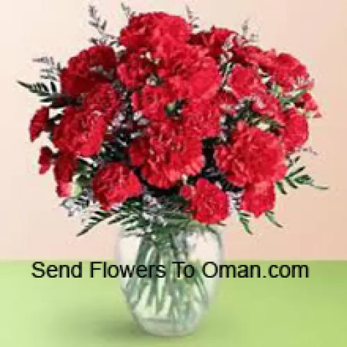 36 وردة حمراء مع حشوات موسمية في مزهرية زجاجية