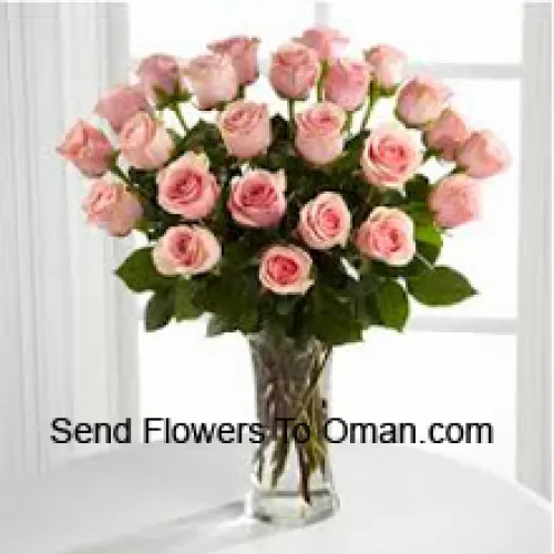24 roses roses avec quelques fougères dans un vase
