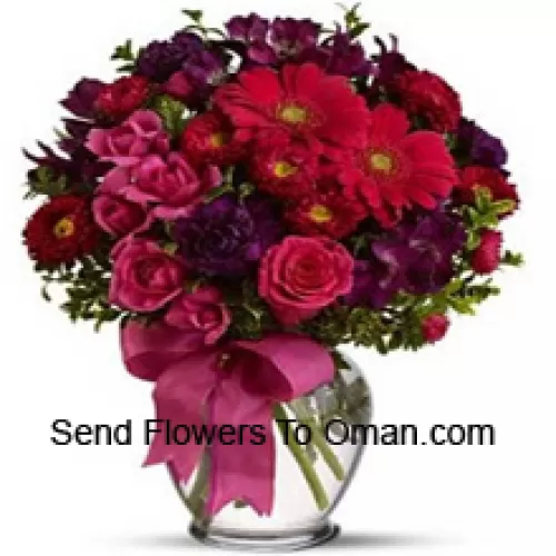 Розовые розы, красные герберы и другие разнообразные цветы, красиво оформленные в стеклянной вазе - 36 стеблей и засыпка