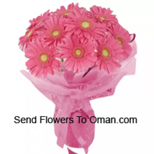 一束美丽的12朵粉色非洲菊手捧，搭配时令花材