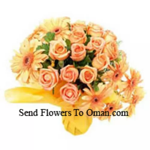 12 橙色玫瑰和8朵橙色非洲菊插在花瓶里