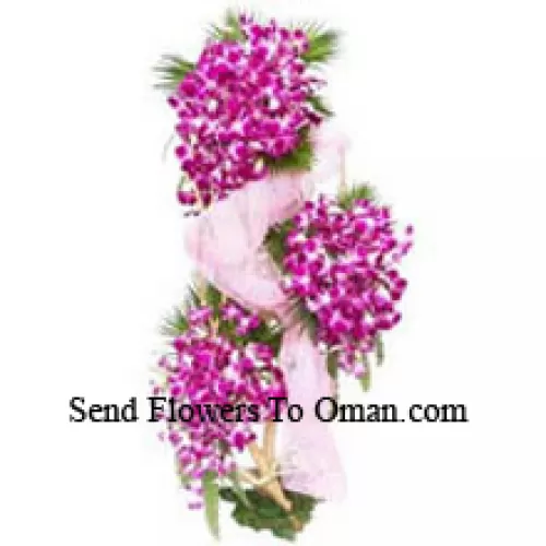 Een staand arrangement van 4 voet hoog met orchideeën