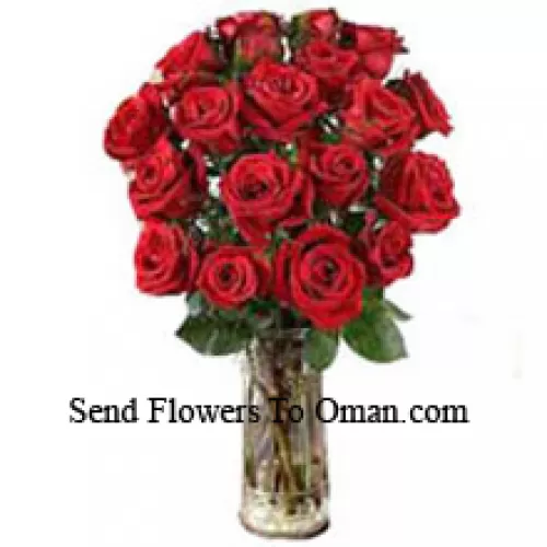 18朵红玫瑰和一些蕨类植物放在花瓶里