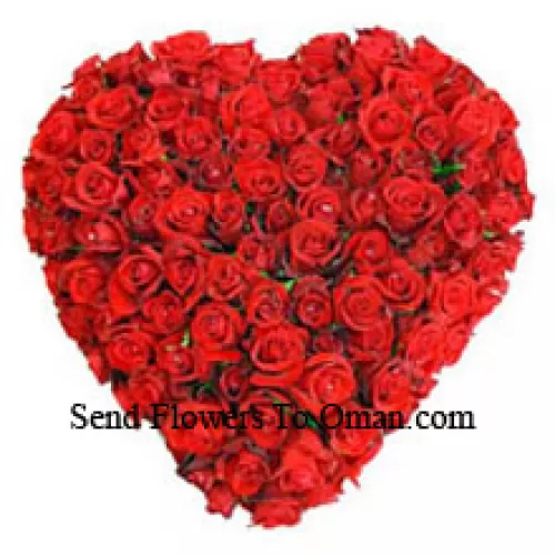 Hartvormige opstelling van 100 rode rozen