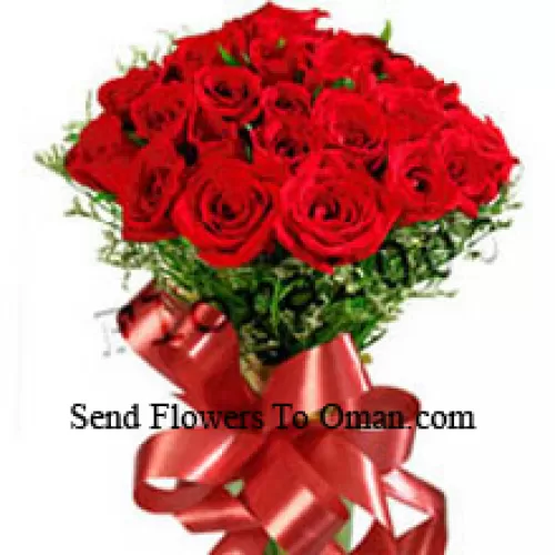 Bukiet 24 czerwonych róż z sezonowymi wypełniaczami