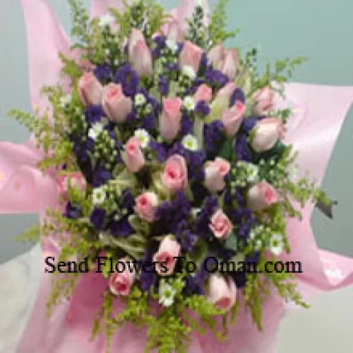 Strauß aus 30 rosa Rosen mit saisonalen Füllern