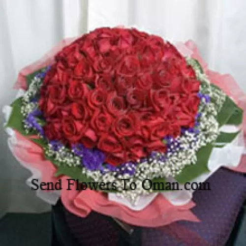 Bukiet 100 czerwonych róż z sezonowymi wypełniaczami