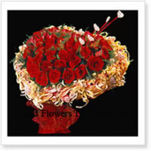 하트 모양으로 정돈된 50 송이 빨간 장미
