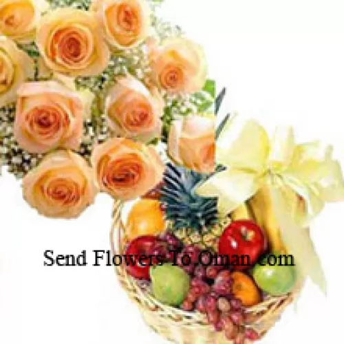 Um buquê de 12 rosas laranja com uma cesta de 3 kg de frutas frescas