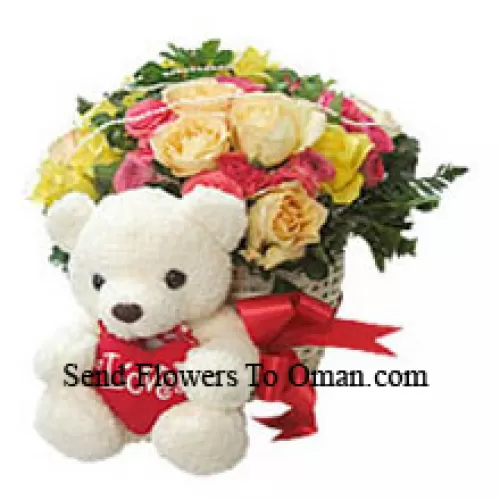 篮子里有24朵混合颜色的玫瑰，配有一个中号可爱的泰迪熊