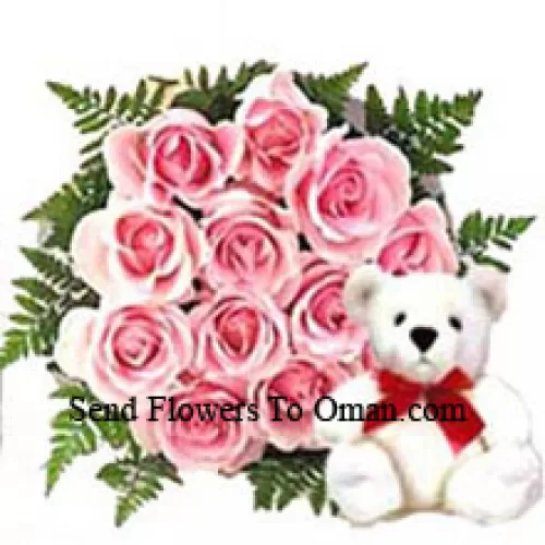 一束12朵粉色玫瑰与一只可爱的泰迪熊