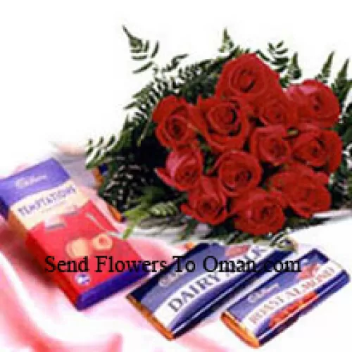 Um buquê de 12 rosas vermelhas com chocolates sortidos
