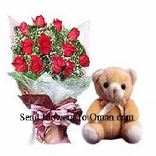 Tros van 12 rode rozen met opvulling en een kleine schattige teddybeer