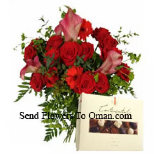 Rode Gerbera's en rode rozen in een vaas samen met een doos chocolade