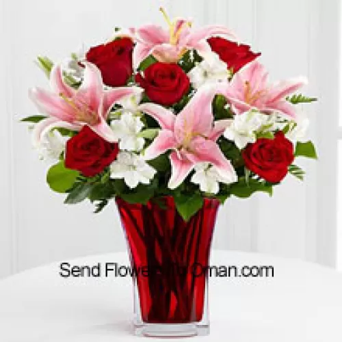 6 punaista ruusua ja 5 vaaleanpunaista liljaa kausittaisilla täytteillä kauniissa lasimaljakossa