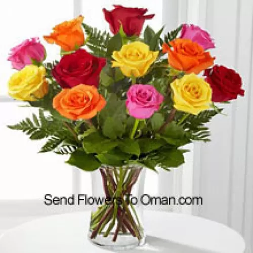 12支混合颜色的玫瑰和一些蕨类植物放在花瓶里
