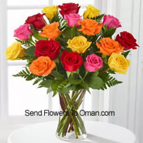 18 róż w różnych kolorach z sezonowymi wypełniaczami w szklanej wazonie