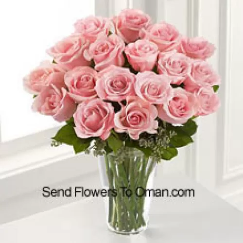 18朵粉红玫瑰，配以一些蕨类植物，插在花瓶里