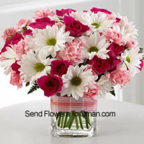 12朵红玫瑰、12朵白雏菊和12朵粉色康乃馨放在玻璃花瓶中