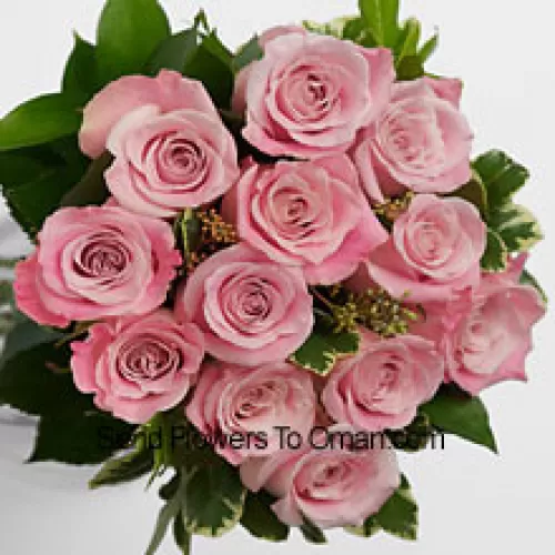 Um ramalhete de 12 rosas cor-de-rosa