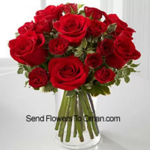 18支红玫瑰花放在玻璃花瓶里