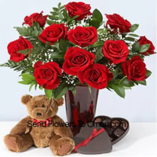 12 rose rosse con alcune felci in un vaso, carino orsacchiotto marrone alto 10 pollici e una scatola di cioccolatini a forma di cuore.