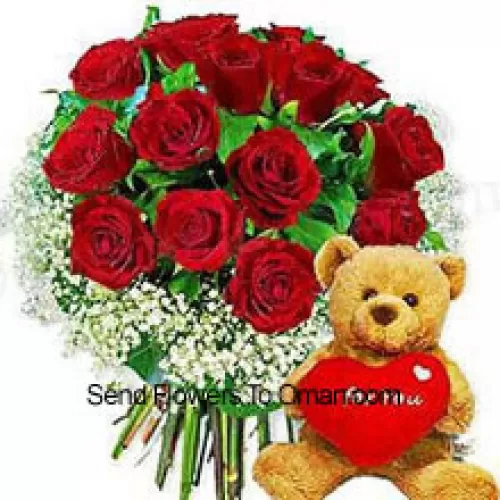 Mazzo di 12 rose rosse con riempitivi stagionali e un carino orsacchiotto marrone di 8 pollici