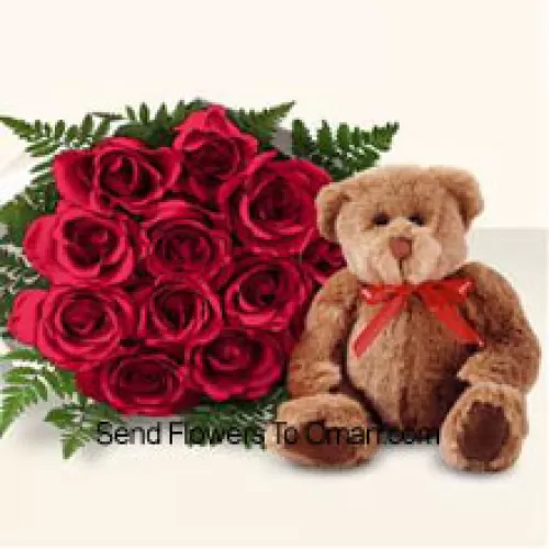 一束12朵红玫瑰，搭配一个可爱的棕色8英寸泰迪熊