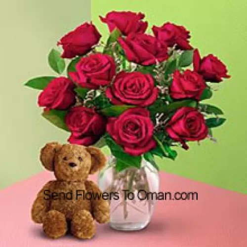 花瓶里有12朵红玫瑰，还有一些蕨类植物，还有一个可爱的棕色8英寸泰迪熊