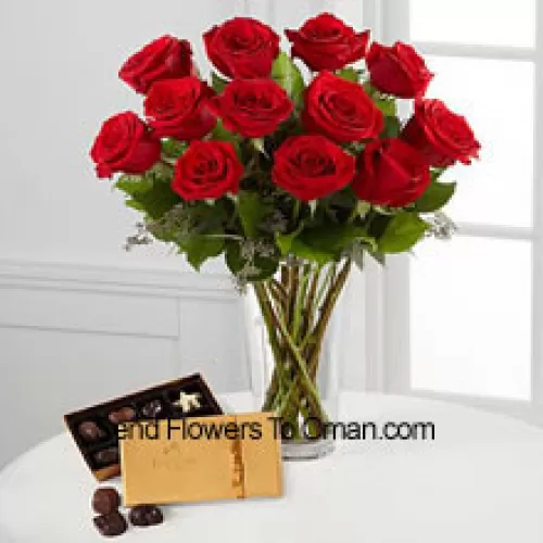 花瓶に入った12本の赤いバラとシダの一部と、ゴディバチョコレートの箱（在庫がない場合は同等の価値のチョコレートで代替する権利を留保します。在庫に限りがあります）