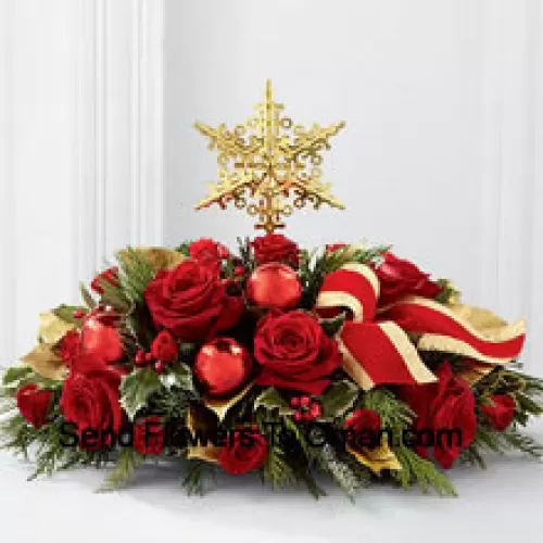 Uma maneira grandiosa e elegante de adicionar beleza às festividades deles. Rosas vermelhas e rosas spray são arranjadas com folhagens variadas de Natal, azevinho variegado, brilhantes bolas de Natal vermelhas e uma fita vermelha com bordas douradas, todas circundando um topper de árvore em forma de estrela dourada para criar um centro de mesa de Natal único e sofisticado. (Por favor, note que reservamos o direito de substituir qualquer produto por um produto adequado de valor igual em caso de não disponibilidade de determinado produto)