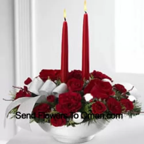 Unser Holiday Elegance Centerpiece wird mit seiner lebendigen Palette von roten Blüten diesen festlichen Anlass besonders funkelnd machen! Rote Rosen, Nelken und Sprayrosen sitzen zwischen festlichen Grünpflanzen in einem edlen silbernen Keramikbehälter, verziert mit einem schönen silbernen Band und zwei Stumpenkerzen, um einen festlichen Schein von Wärme und Frieden auf ihren Tisch zu bringen. (Bitte beachten Sie, dass wir uns das Recht vorbehalten, jedes Produkt durch ein gleichwertiges Produkt zu ersetzen, falls ein bestimmtes Produkt nicht verfügbar ist)